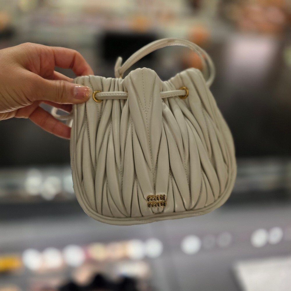 미우미우 마틀라쎄 파우치백 5ND022