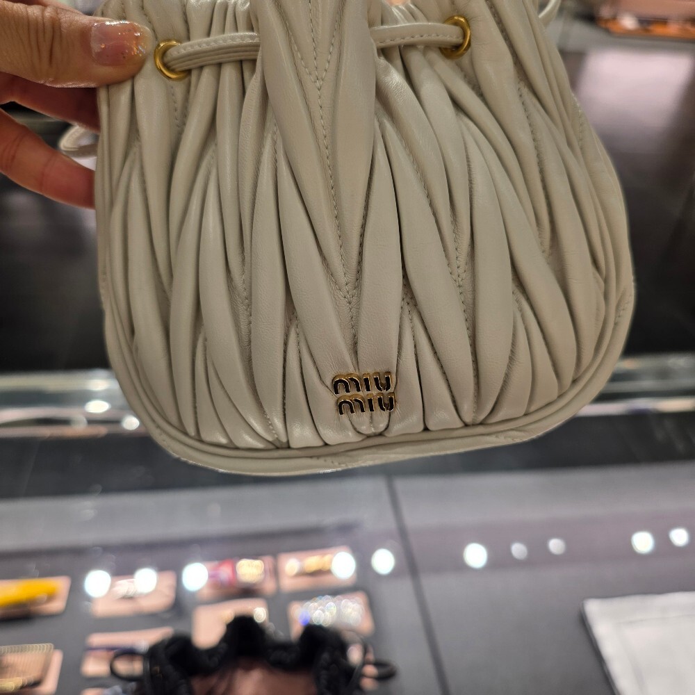 미우미우 마틀라쎄 파우치백 5ND022