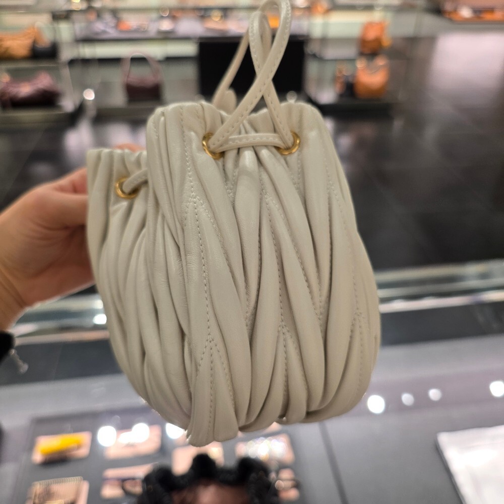 미우미우 마틀라쎄 파우치백 5ND022