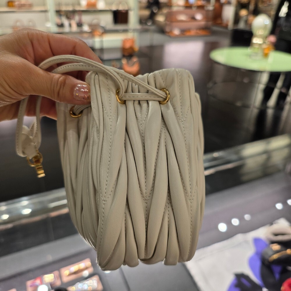 미우미우 마틀라쎄 파우치백 5ND022