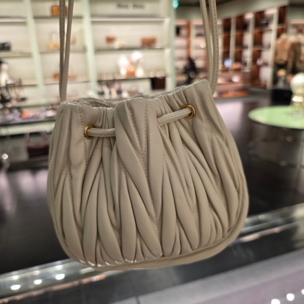 미우미우 마틀라쎄 파우치백 5ND022