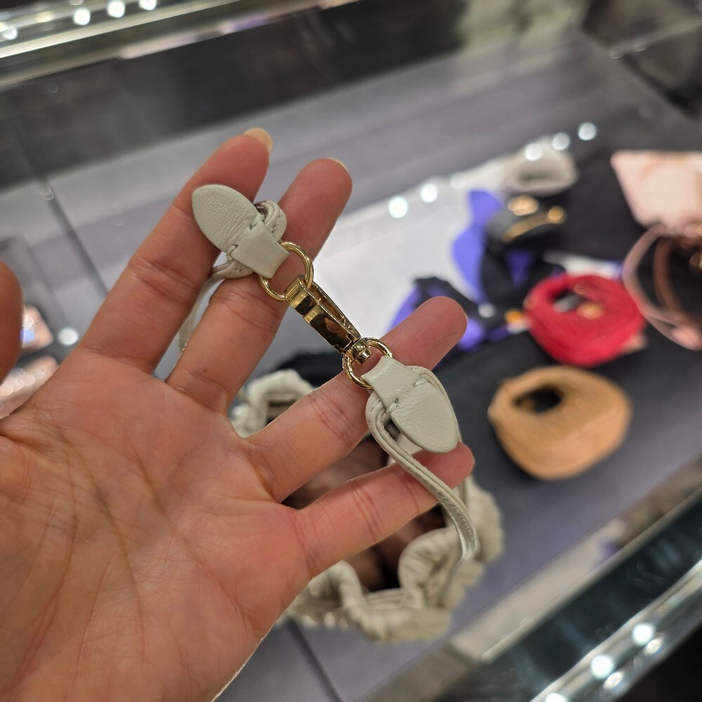 미우미우 마틀라쎄 파우치백 5ND022