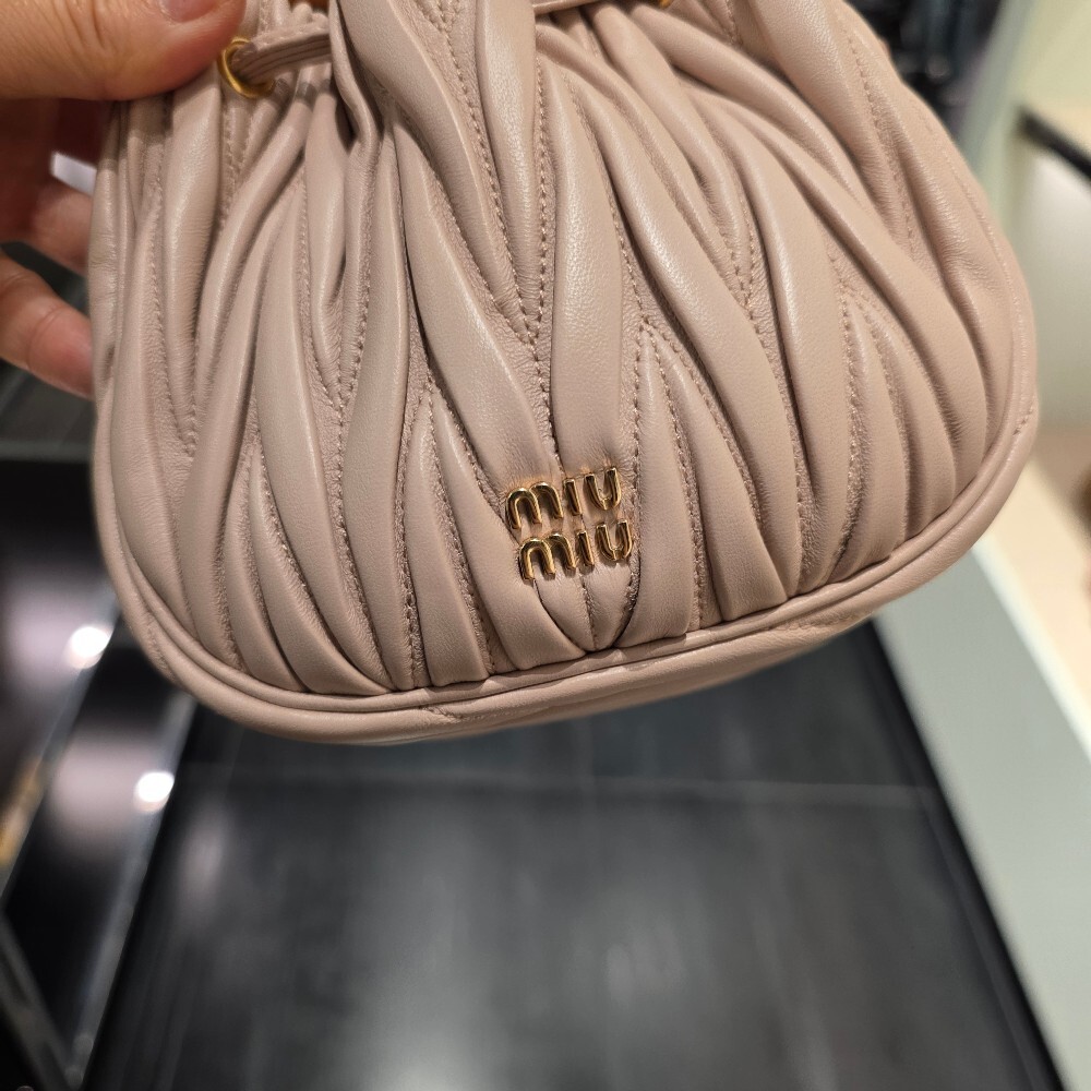 미우미우 마틀라쎄 파우치백 5ND022