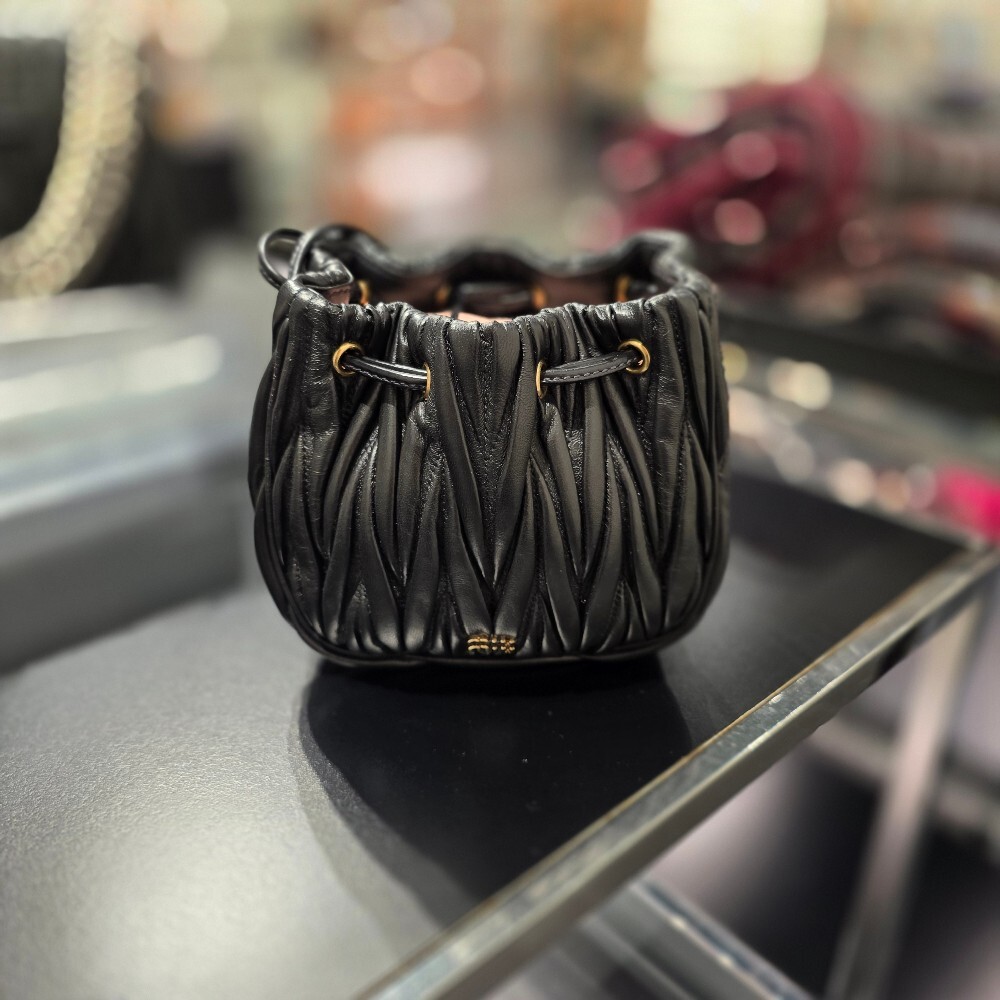 미우미우 마틀라쎄 파우치백 5ND022