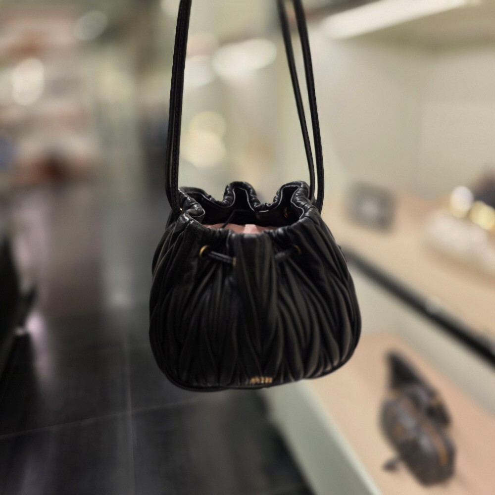 미우미우 마틀라쎄 파우치백 5ND022