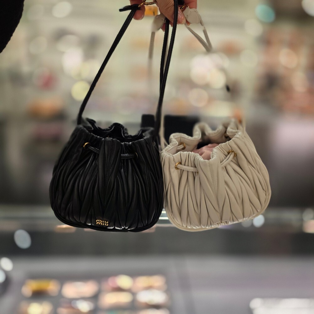 미우미우 마틀라쎄 파우치백 5ND022