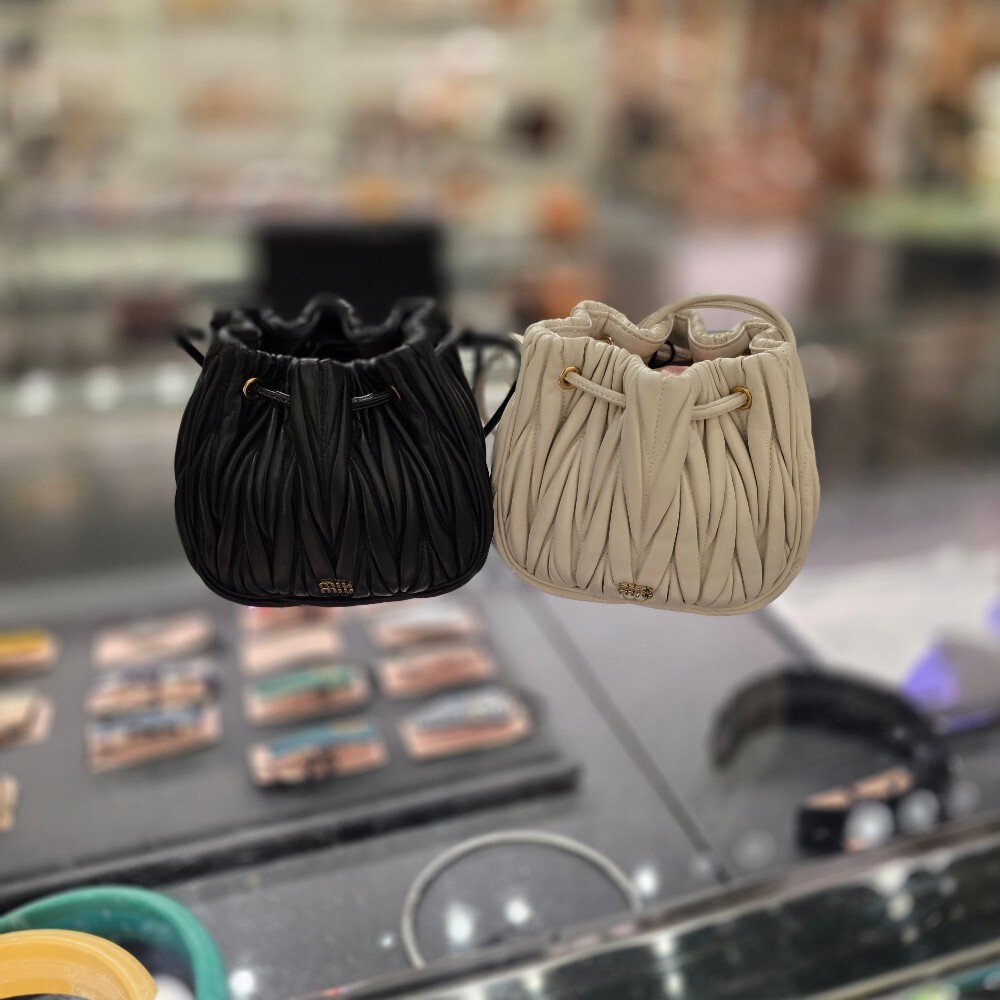 미우미우 마틀라쎄 파우치백 5ND022