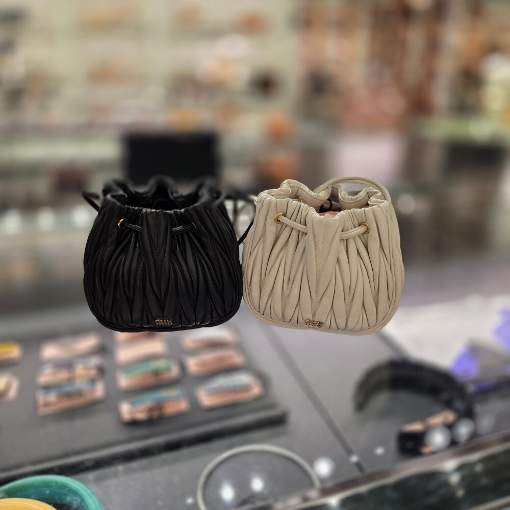 미우미우 마틀라쎄 파우치백 5ND022