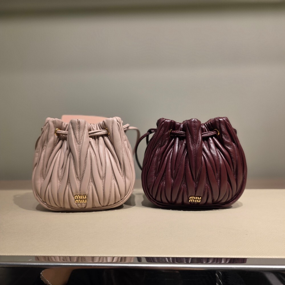 미우미우 마틀라쎄 파우치백 5ND022