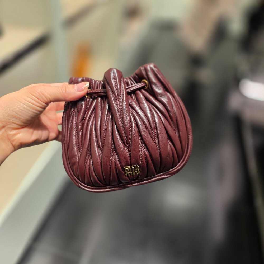 미우미우 마틀라쎄 파우치백 5ND022