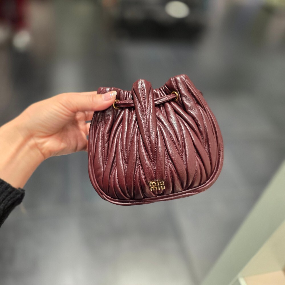 미우미우 마틀라쎄 파우치백 5ND022