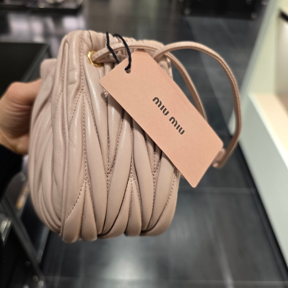 미우미우 마틀라쎄 파우치백 5ND022