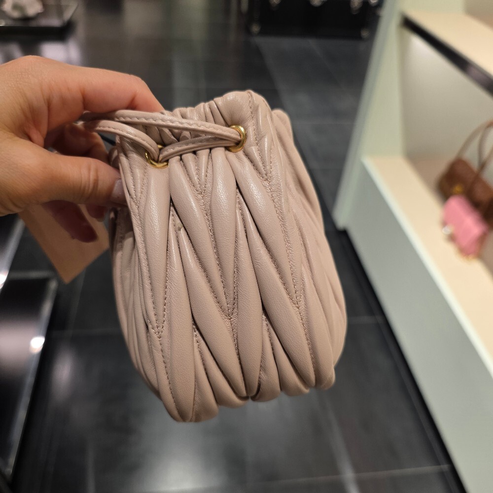 미우미우 마틀라쎄 파우치백 5ND022