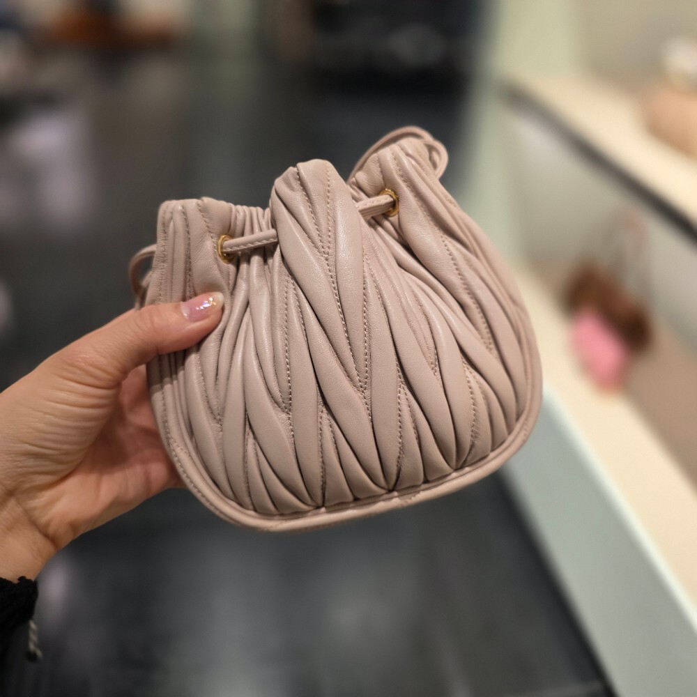 미우미우 마틀라쎄 파우치백 5ND022