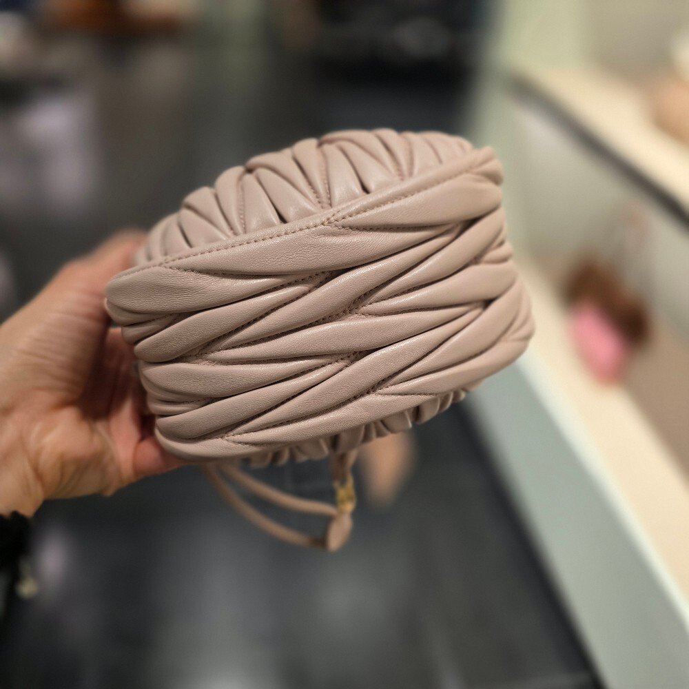 미우미우 마틀라쎄 파우치백 5ND022