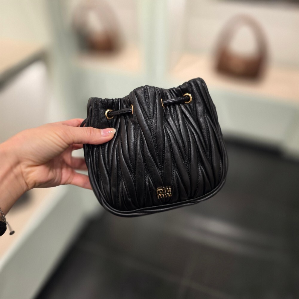 미우미우 마틀라쎄 파우치백 5ND022