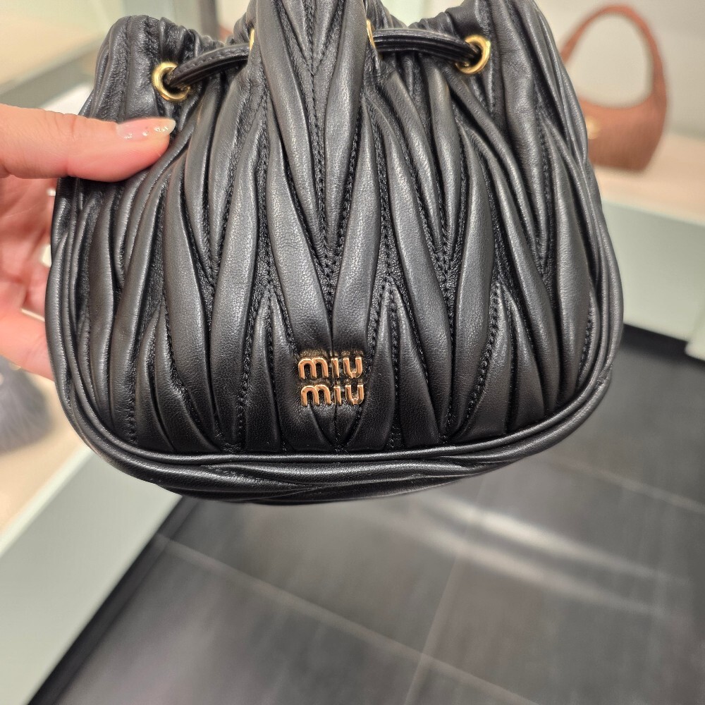 미우미우 마틀라쎄 파우치백 5ND022