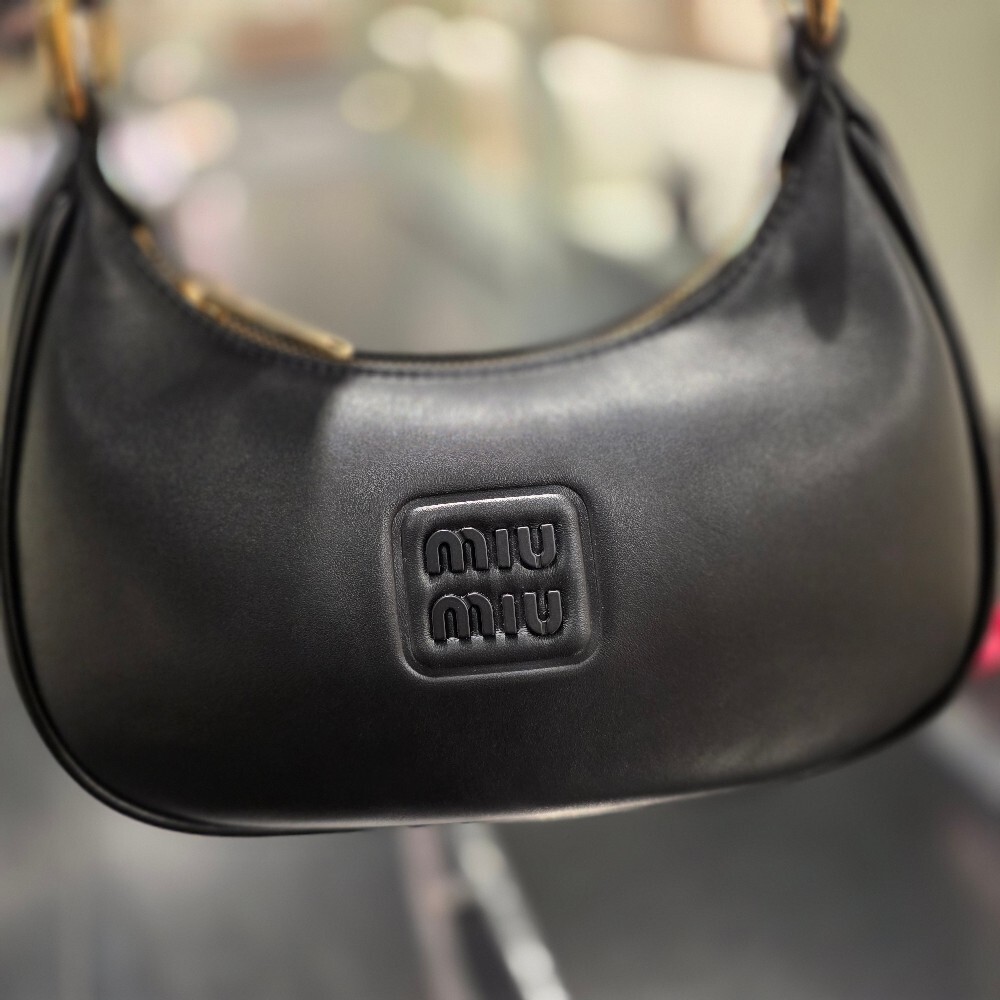 미우미우 소프트 패디드 레더 호보 숄더백 5BC142