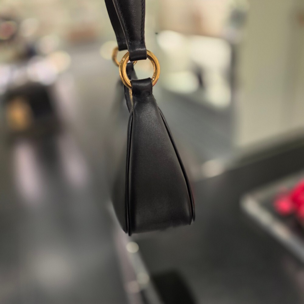 미우미우 소프트 패디드 레더 호보 숄더백 5BC142