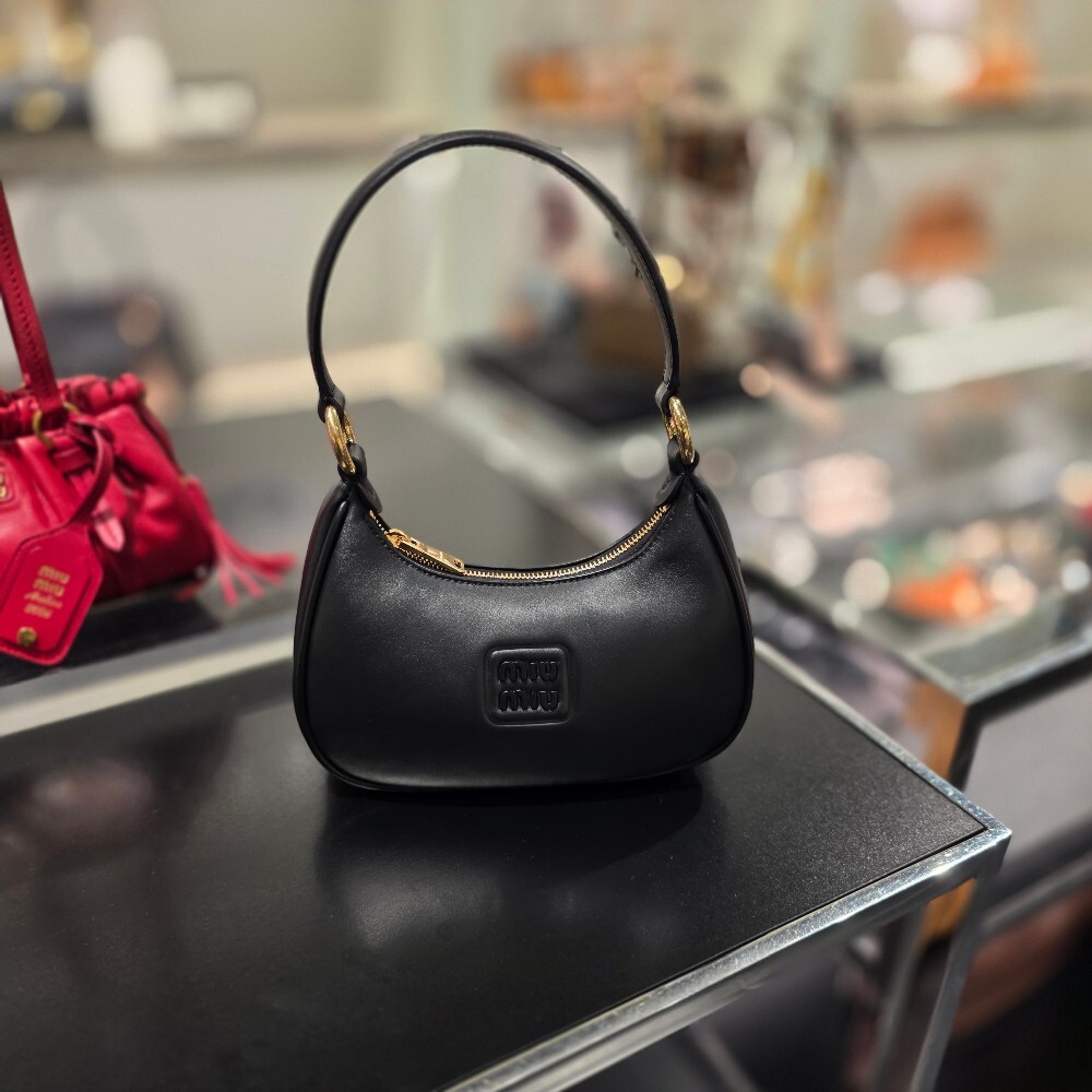 미우미우 소프트 패디드 레더 호보 숄더백 5BC142