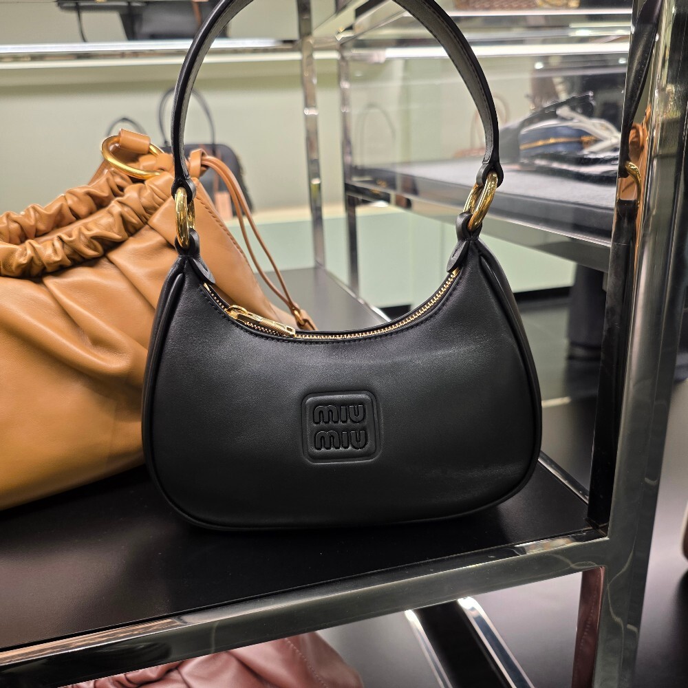미우미우 소프트 패디드 레더 호보 숄더백 5BC142