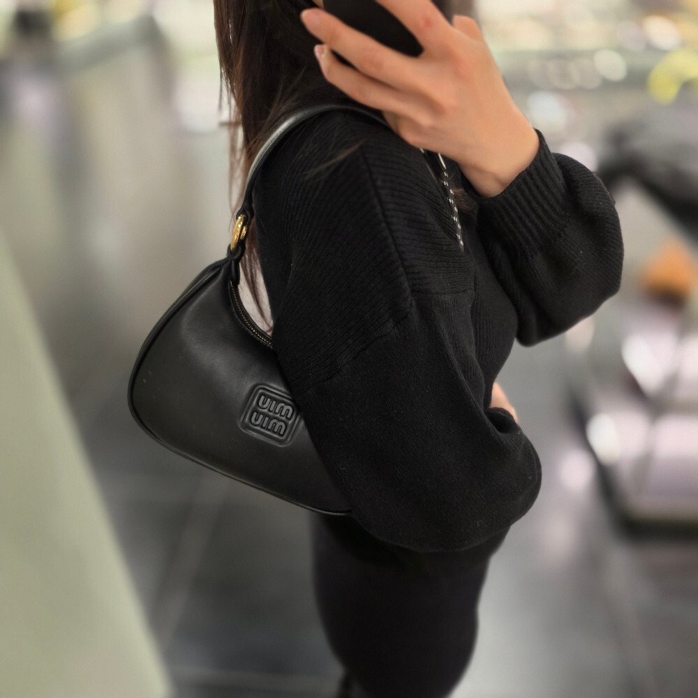 미우미우 소프트 패디드 레더 호보 숄더백 5BC142