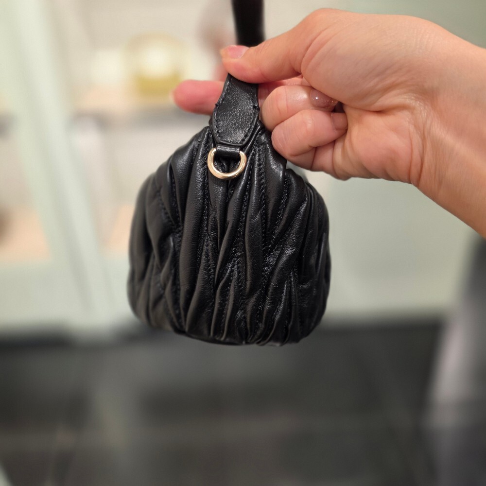 미우미우 마테라쎄 나파 가죽 파우치 숄더백 5NE026