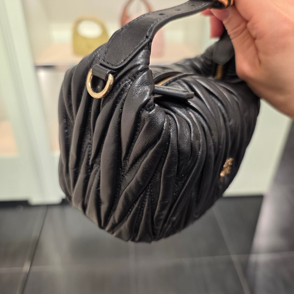 미우미우 마테라쎄 나파 가죽 파우치 숄더백 5NE026