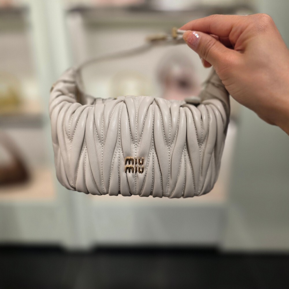 미우미우 마테라쎄 나파 가죽 파우치 숄더백 5NE026