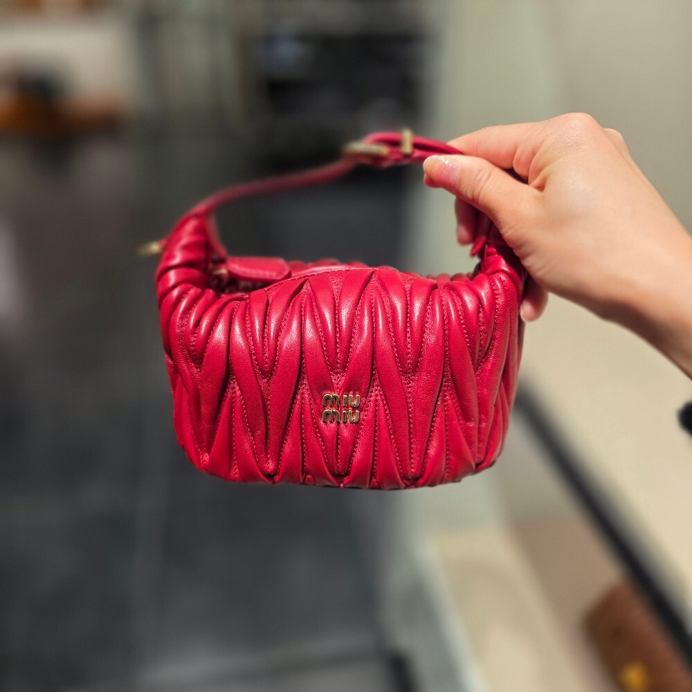 미우미우 마테라쎄 나파 가죽 파우치 숄더백 5NE026