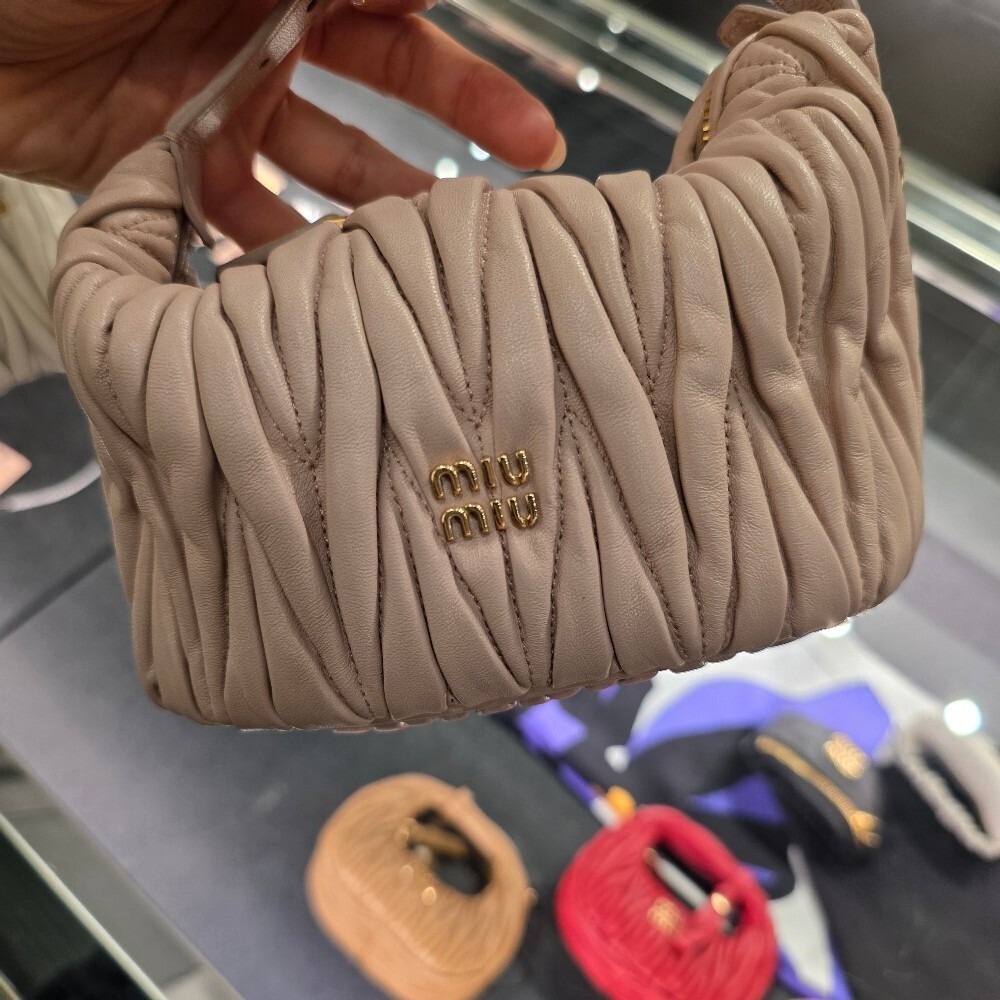 미우미우 마테라쎄 나파 가죽 파우치 숄더백 5NE026