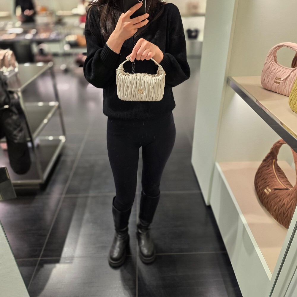 미우미우 마테라쎄 나파 가죽 파우치 숄더백 5NE026