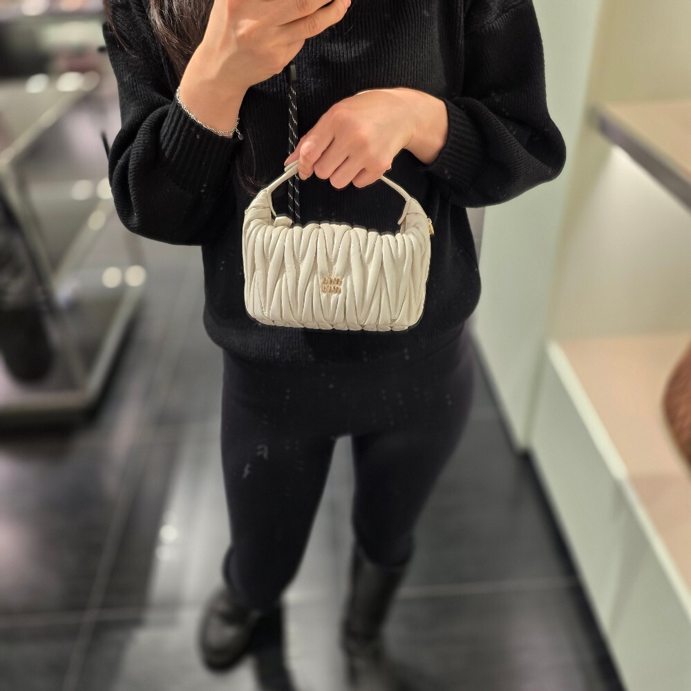 미우미우 마테라쎄 나파 가죽 파우치 숄더백 5NE026