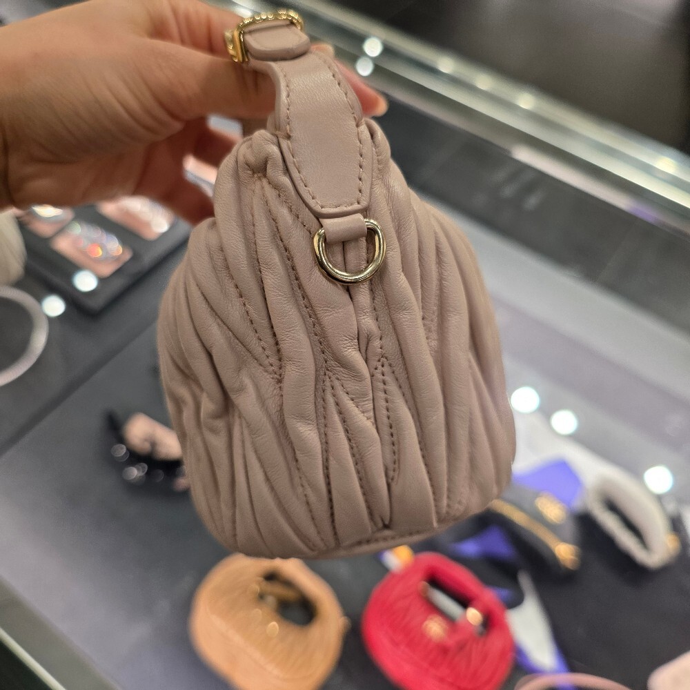 미우미우 마테라쎄 나파 가죽 파우치 숄더백 5NE026