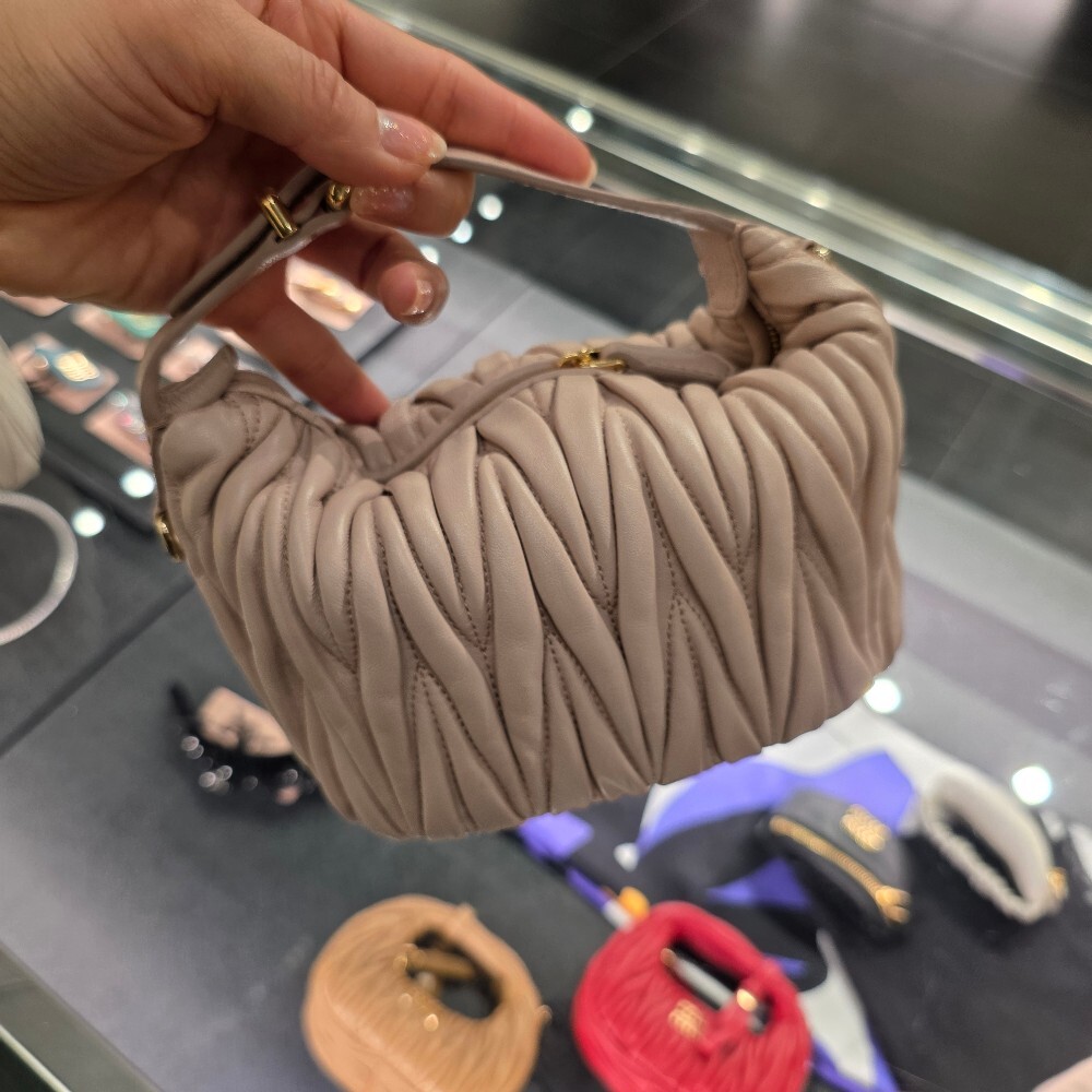 미우미우 마테라쎄 나파 가죽 파우치 숄더백 5NE026