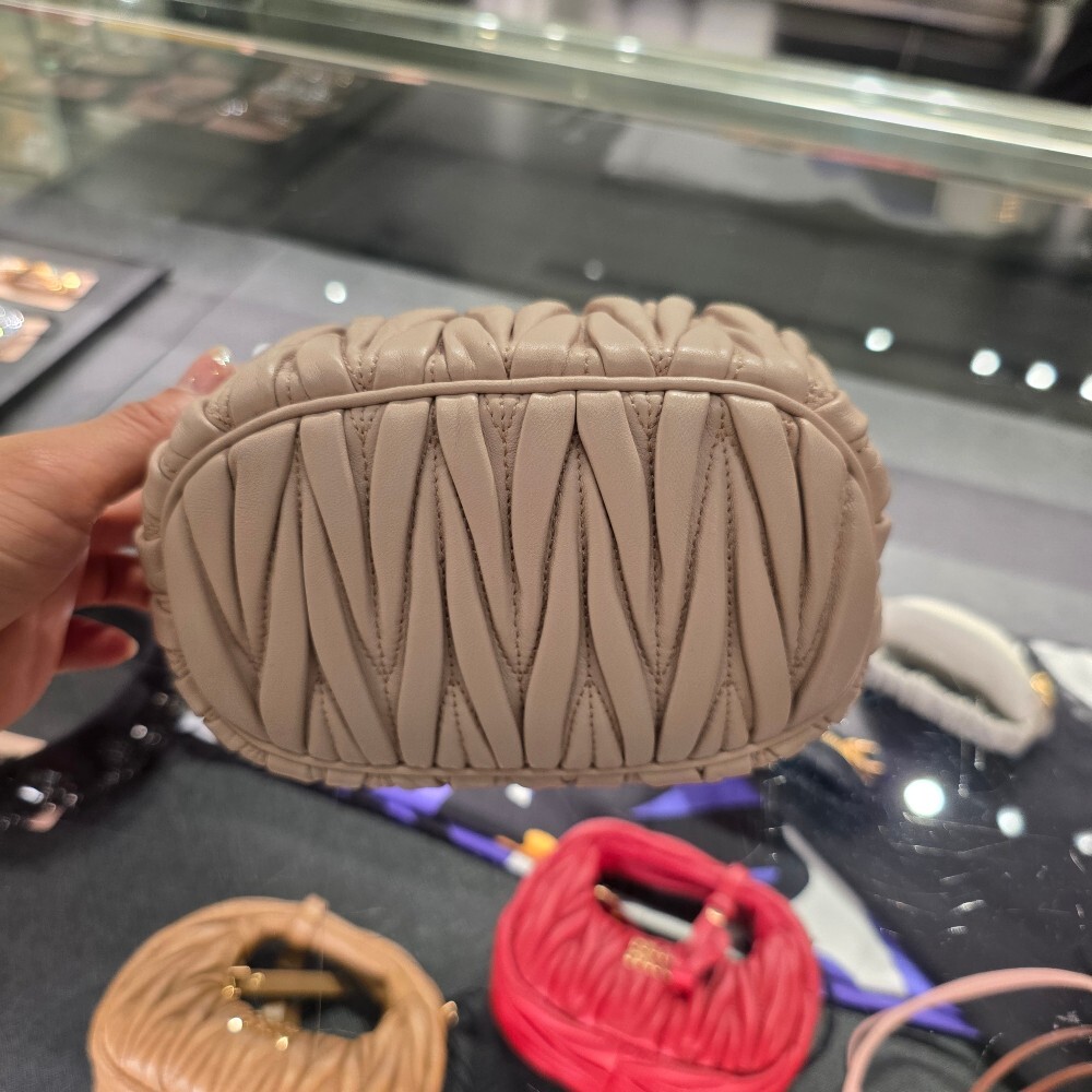 미우미우 마테라쎄 나파 가죽 파우치 숄더백 5NE026