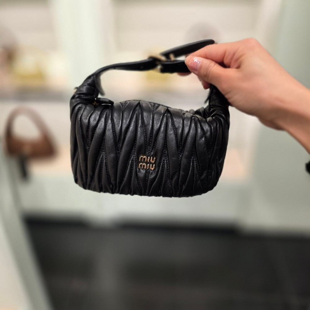 미우미우 마테라쎄 나파 가죽 파우치 숄더백 5NE026