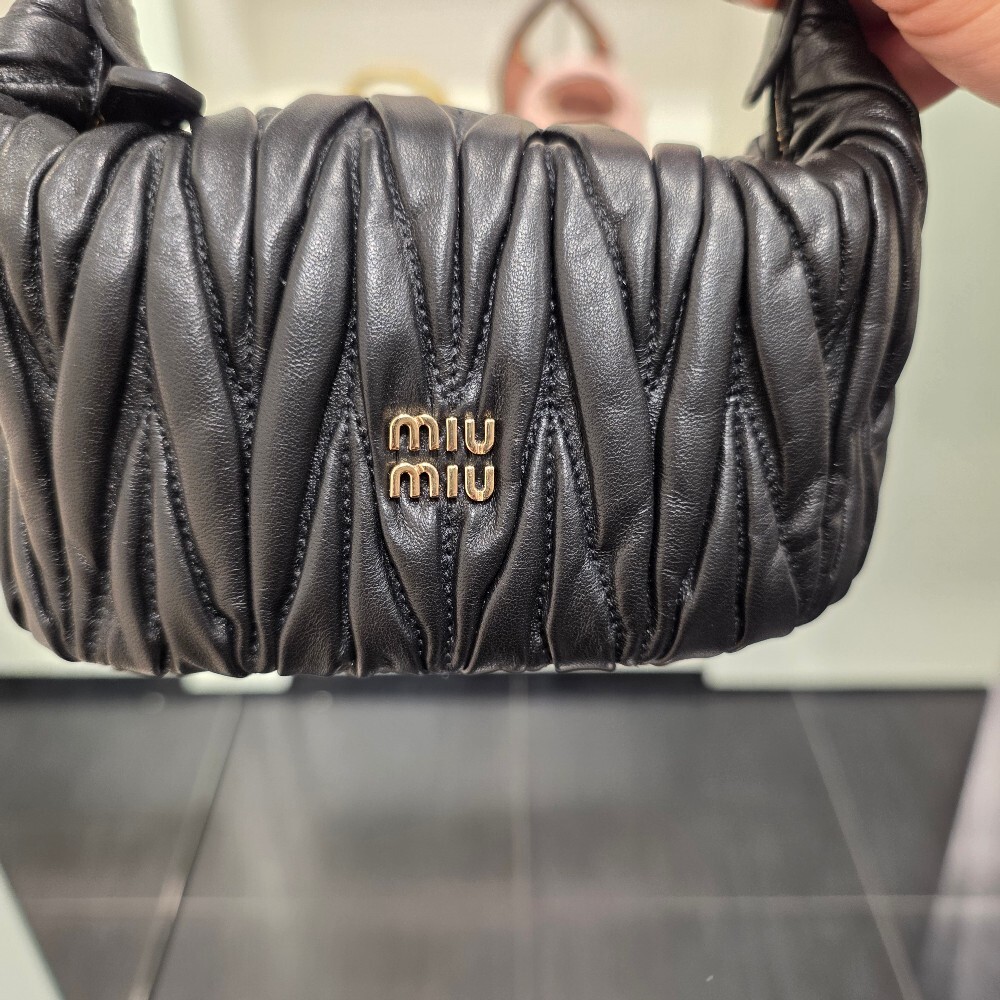 미우미우 마테라쎄 나파 가죽 파우치 숄더백 5NE026