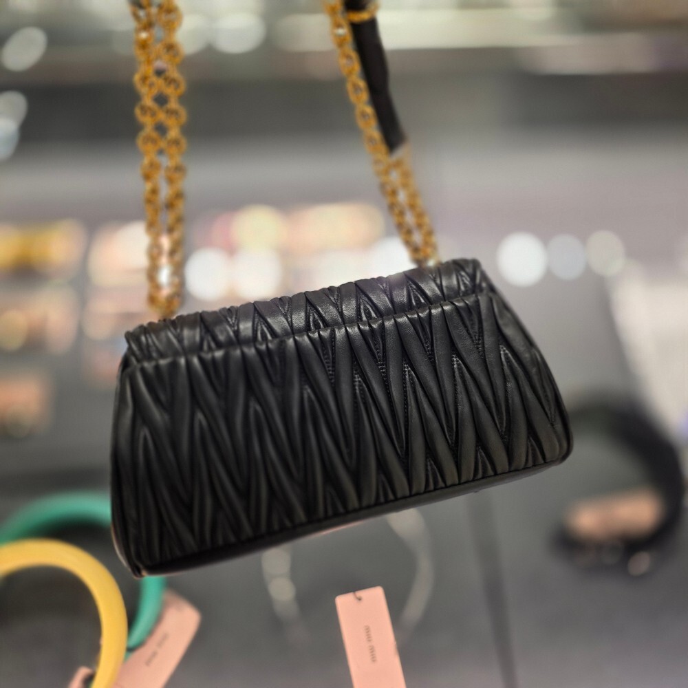 미우미우 마테라쎄 체인 숄더백 5BD266