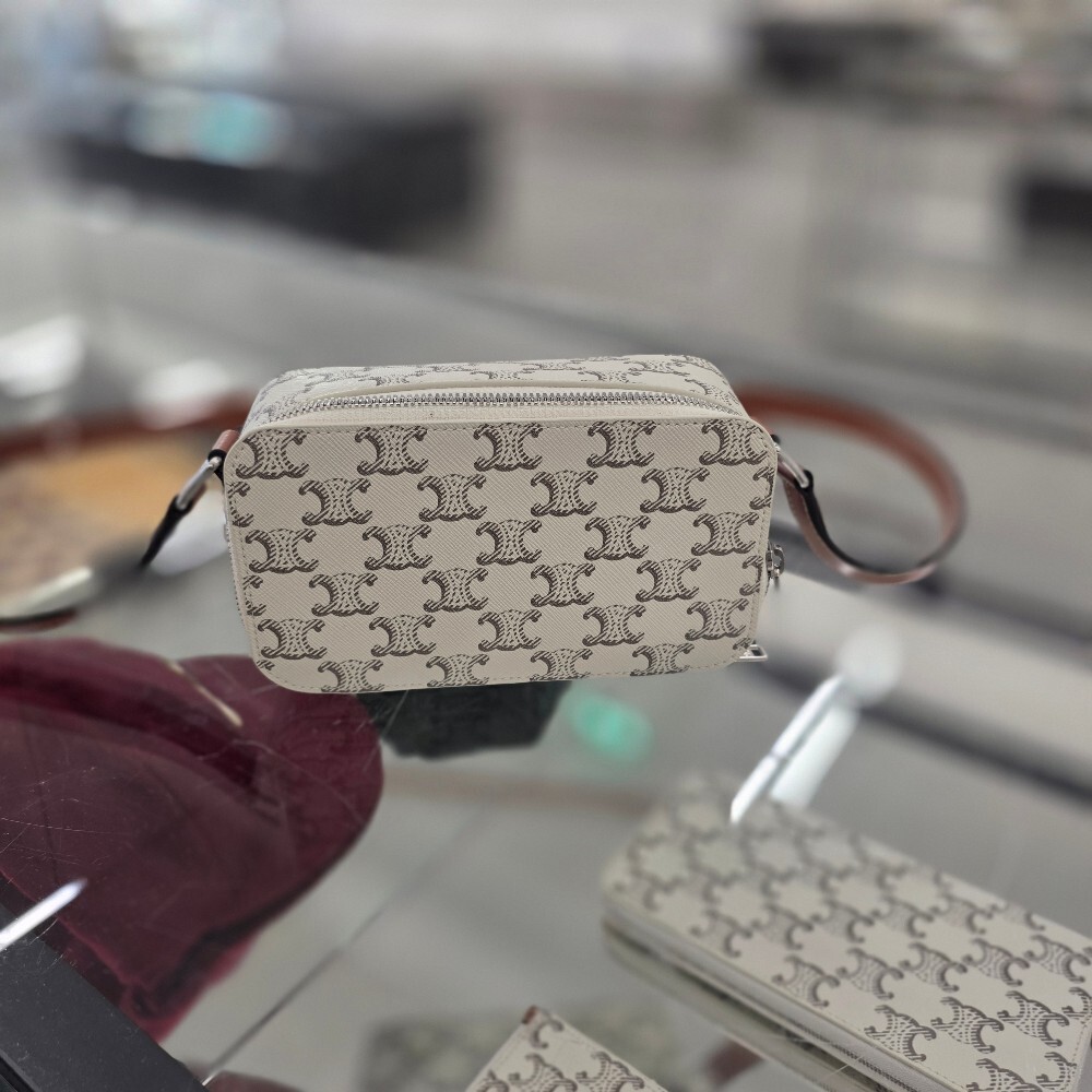 셀린느 트리옹프 캔버스 미니 메신저 박스백 114902DNK.04LE