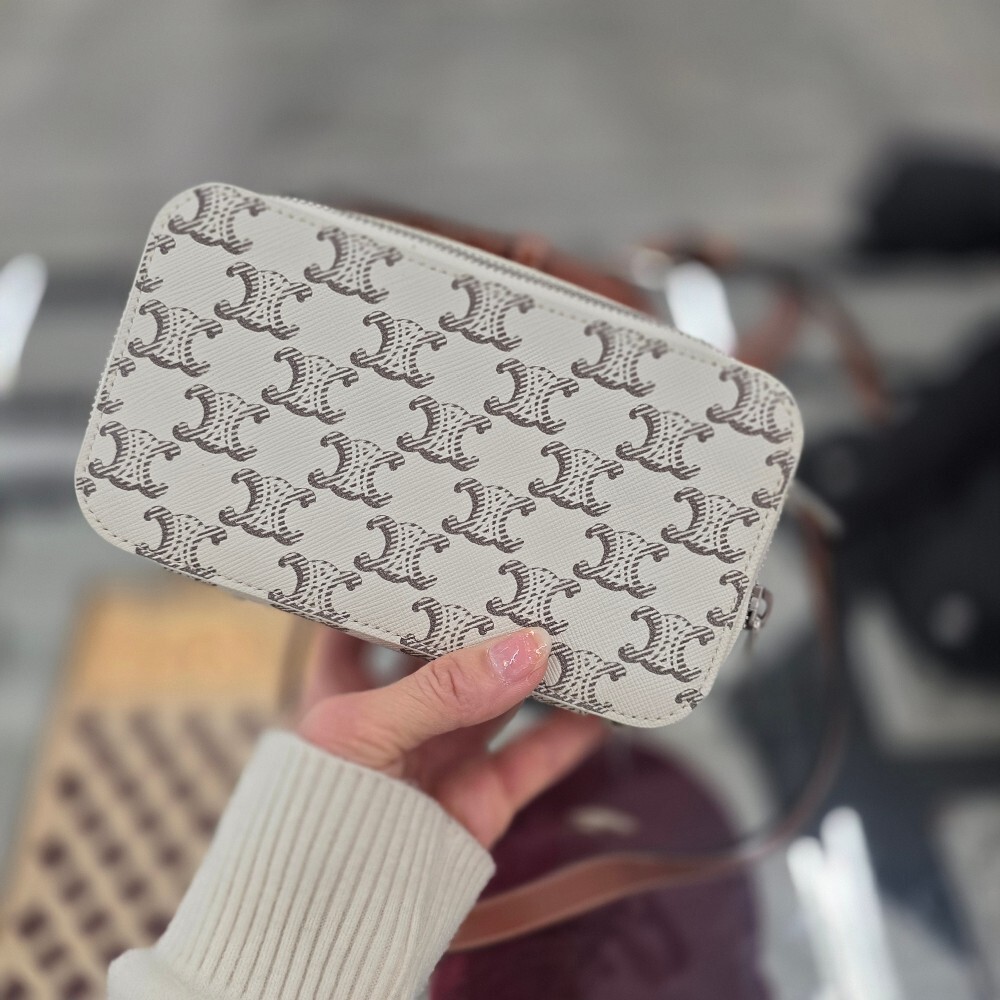 셀린느 트리옹프 캔버스 미니 메신저 박스백 114902DNK.04LE