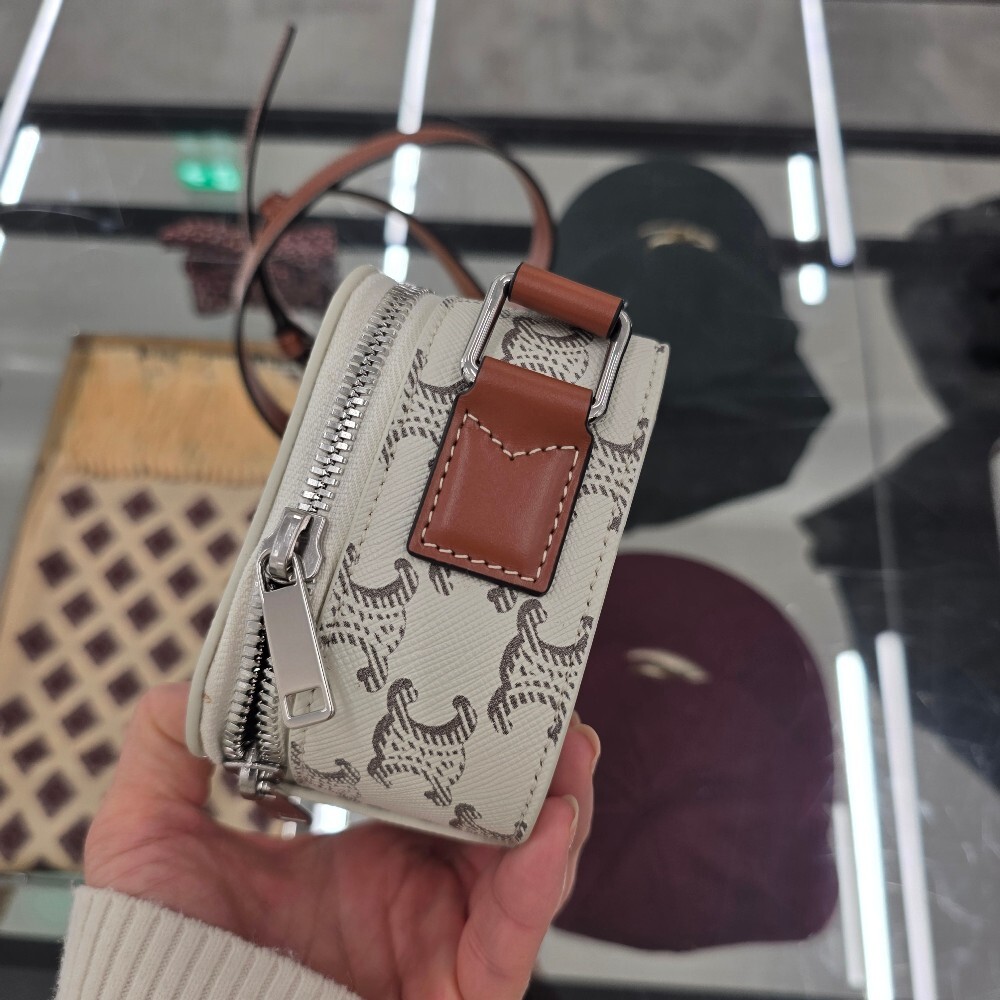 셀린느 트리옹프 캔버스 미니 메신저 박스백 114902DNK.04LE