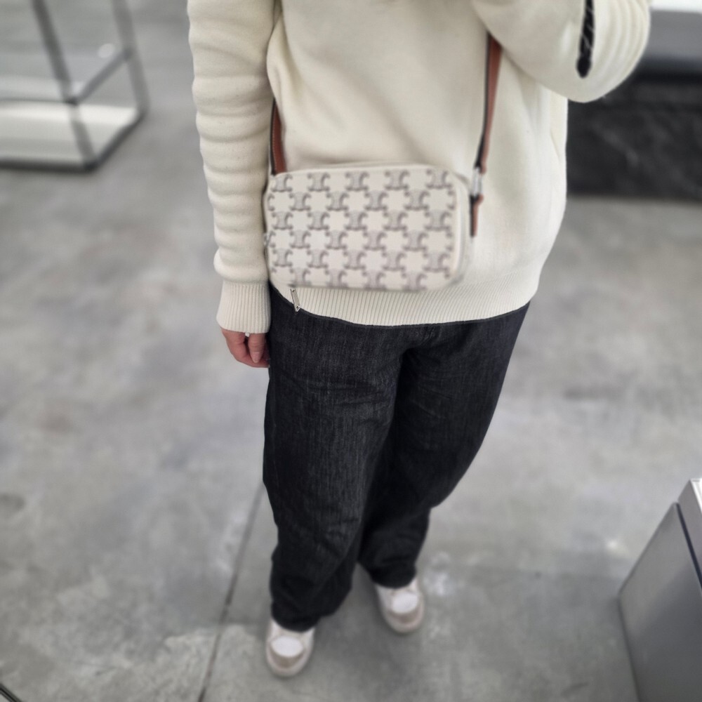 셀린느 트리옹프 캔버스 미니 메신저 박스백 114902DNK.04LE