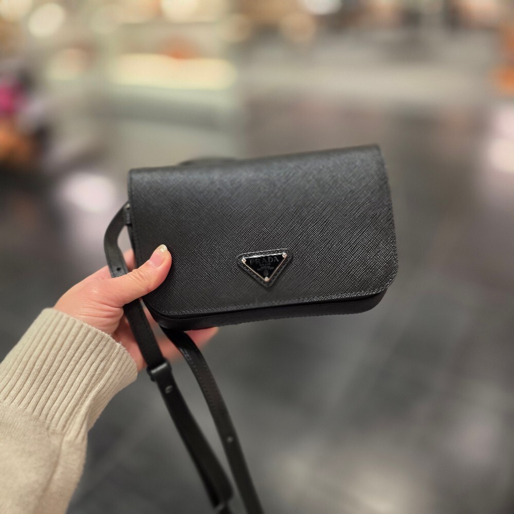 프라다 삼각로고 사피아노 크로스백 2VD061