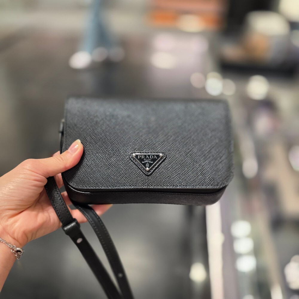 프라다 삼각로고 사피아노 크로스백 2VD061