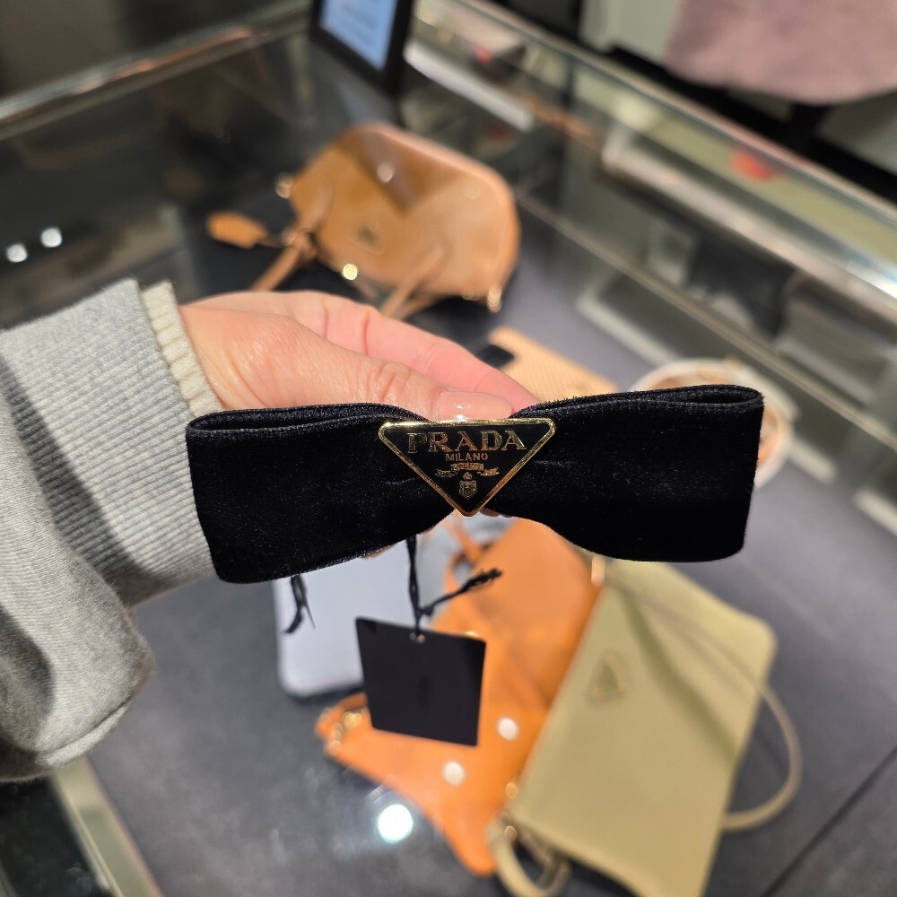 프라다 삼각로고 리본 헤어핀 1IF155