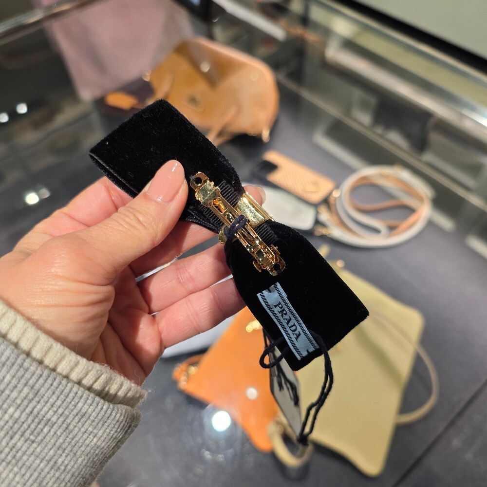 프라다 삼각로고 리본 헤어핀 1IF155