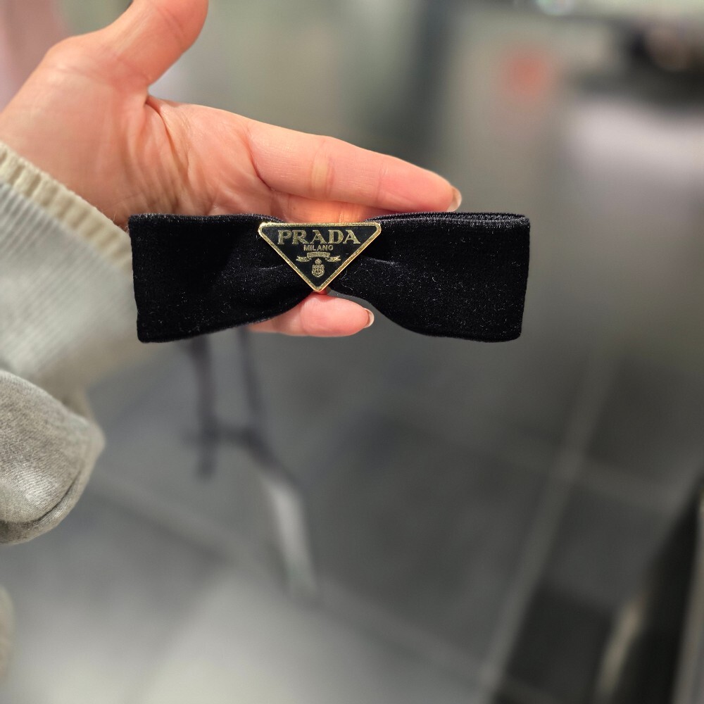프라다 삼각로고 리본 헤어핀 1IF155