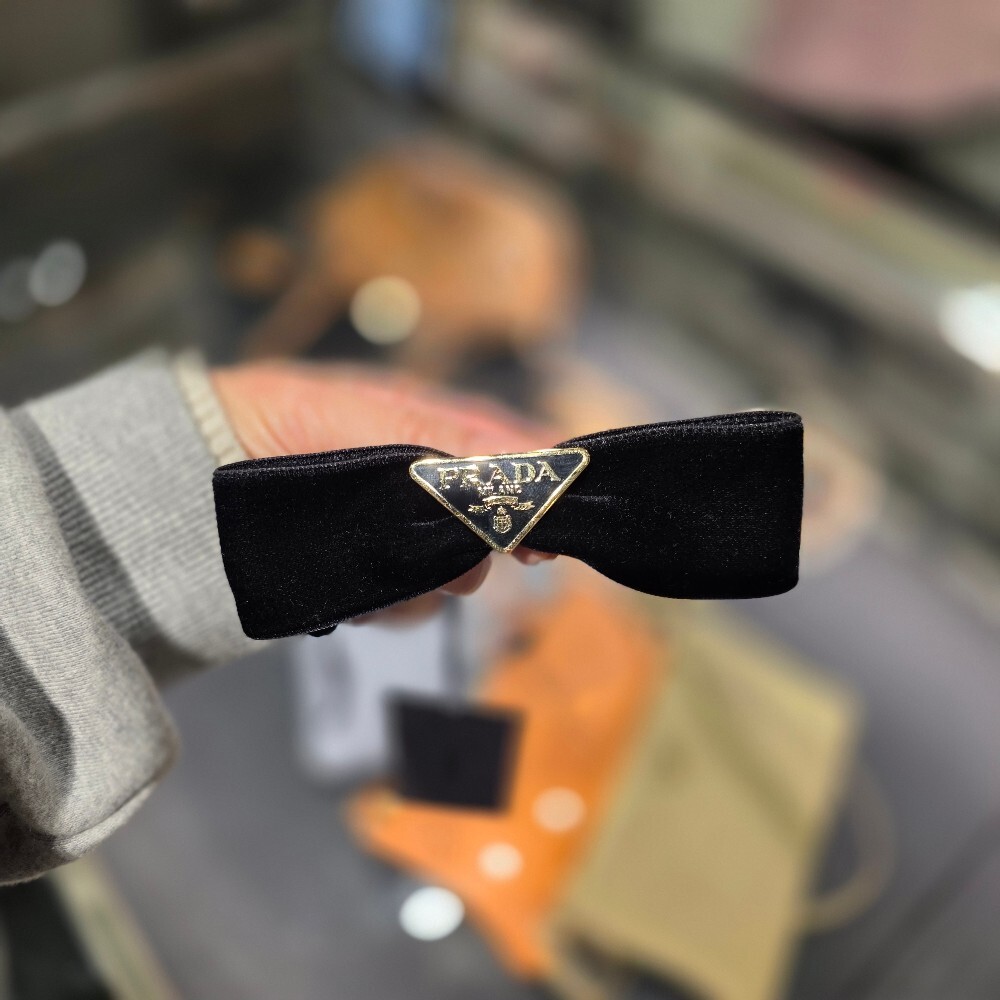 프라다 삼각로고 리본 헤어핀 1IF155