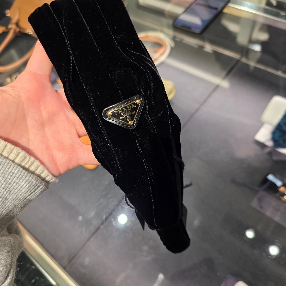 [아울렛] 프라다 삼각로고 벨벳 헤어 밴드 1IH086